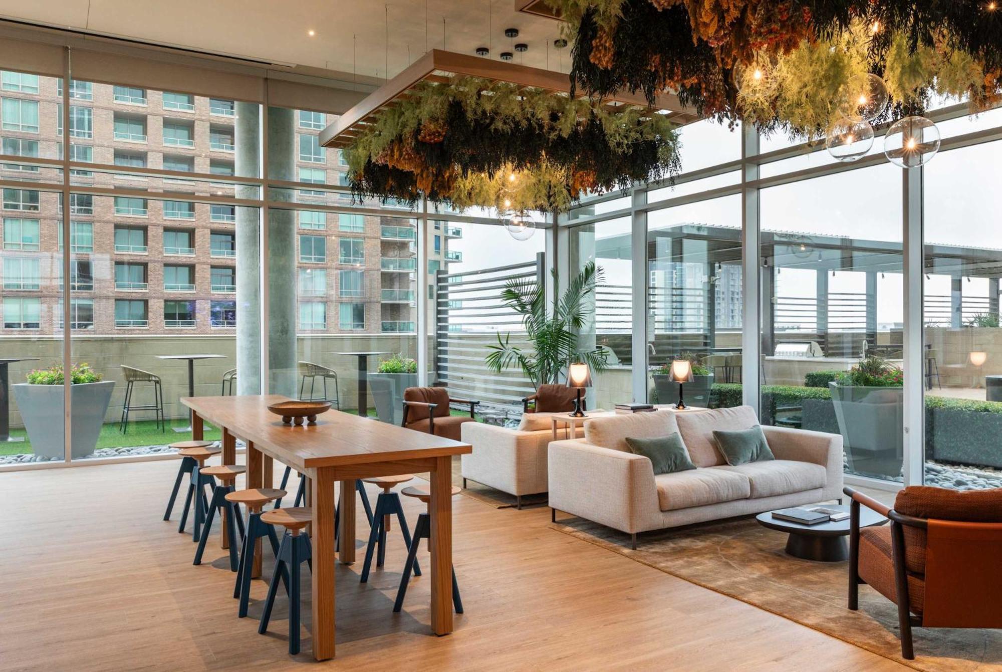 Breathtaking High-rise On Mckinney Ave Apartment *