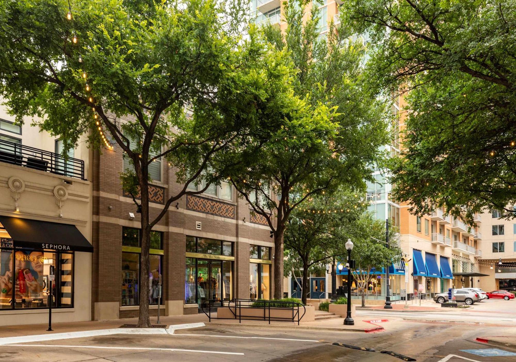 Breathtaking High-rise On Mckinney Ave Apartment *